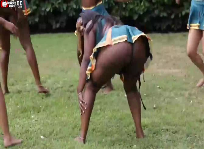 Video :Cheerleading practice takes a strange turn! (NSFW)